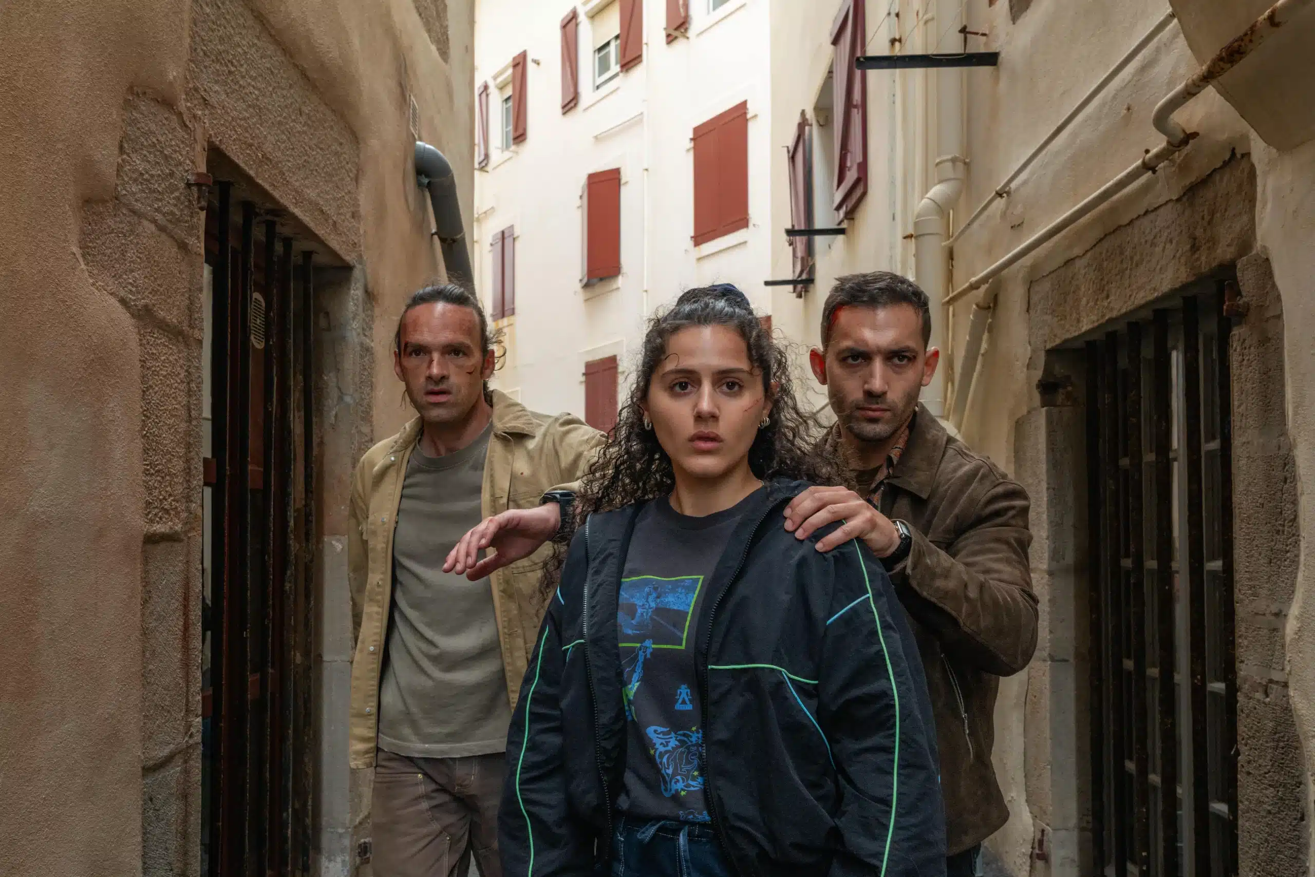 Les Orphelins - Sonia Faidi Alban Lenoir et Dali Benssalah - Inoxy Films Les Orphelins - Sonia Faidi au premier plan, avec Alban Lenoir et Dali Benssalah au second plan, dans une rue étroite - Inoxy Films